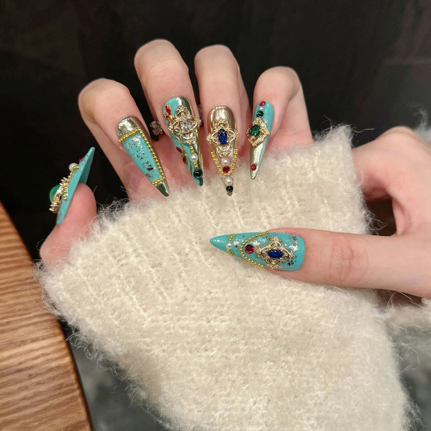 Rey Markeble Luxury Press-On Nails ā Green Stiletto Tips with Gold Foil & Chain