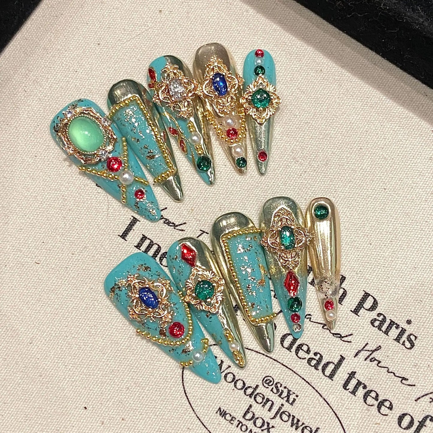 Rey Markeble Luxury Press-On Nails – Green Stiletto Tips with Gold Foil & Chain